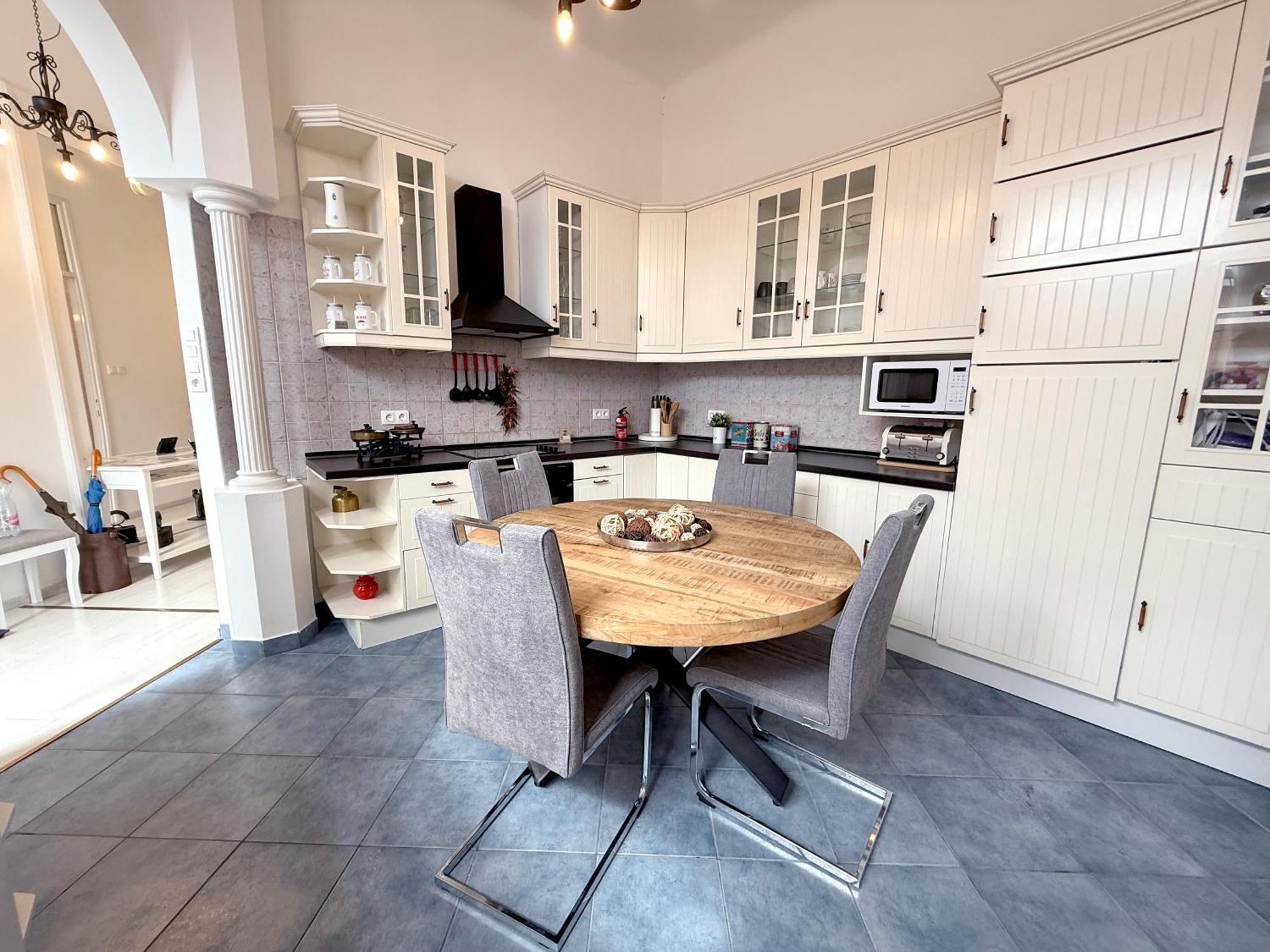 Appartement Elegant 125m2 In Center Of *